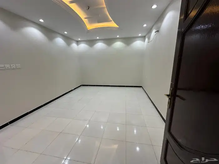 دور ارضي للبيع 6 غرف وصاله بحي البوادي 3