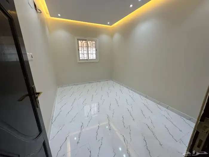 دور ارضي للبيع 6 غرف وصاله بحي البوادي 8