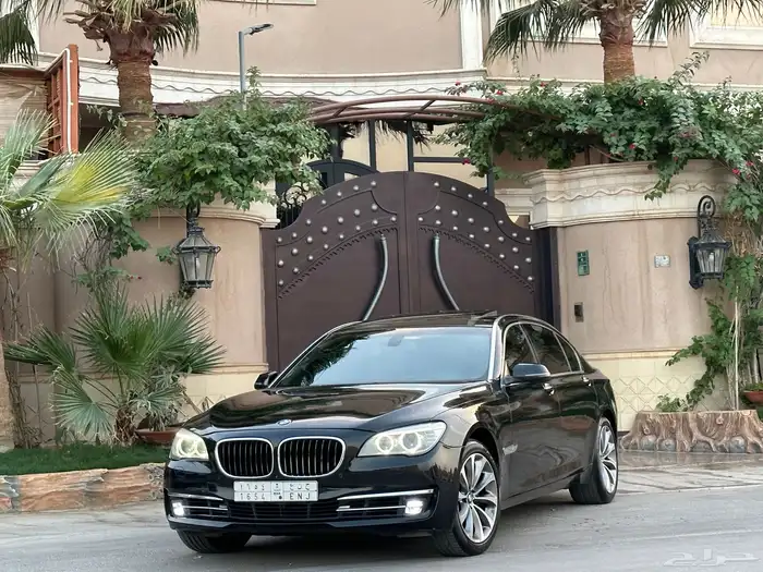 بي ام دبليو 730li نظيف جدآ 2015ممشى قليل 37
