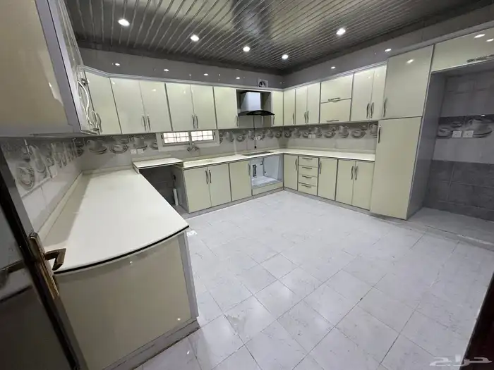 دور ارضي للبيع 6 غرف وصاله بحي البوادي 10