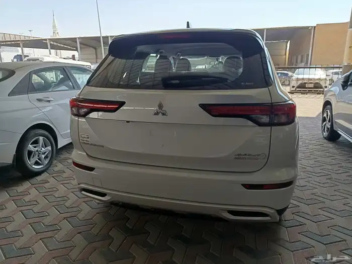 ميتسوبيشي اوتلاندر ستاندر 6