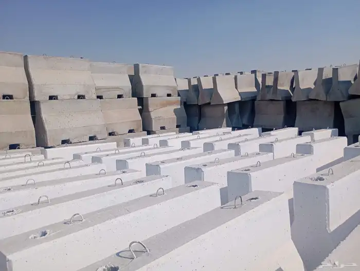 حواجز خرسانية نيوجرسي سفتي مصدات قواعد انارة مناهل 8