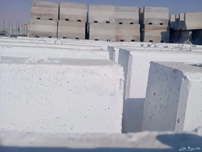 حواجز خرسانية نيوجرسي سفتي مصدات قواعد انارة مناهل 5