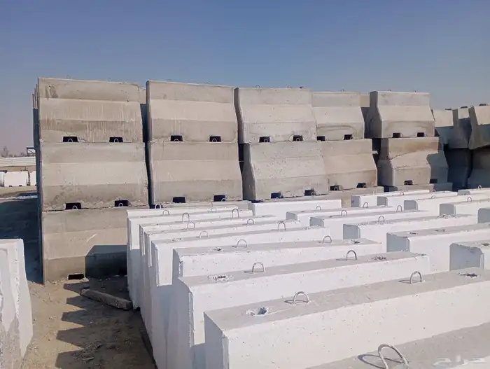 حواجز خرسانية نيوجرسي سفتي مصدات قواعد انارة مناهل 7