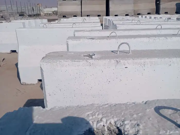 حواجز خرسانية نيوجرسي سفتي مصدات قواعد انارة مناهل 4