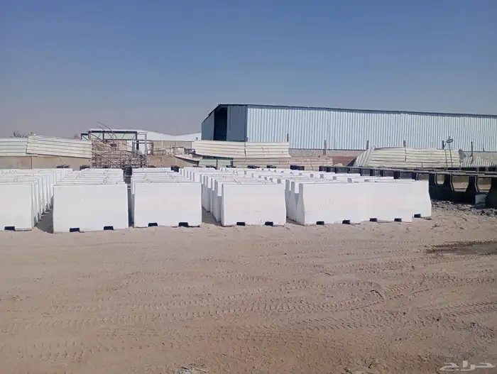 حواجز خرسانية نيوجرسي سفتي مصدات قواعد انارة مناهل 9