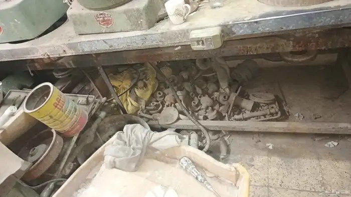 ماكينات ومخرطة وحديد واستاندات مستودع وأسلاك وكراتين وورق 5