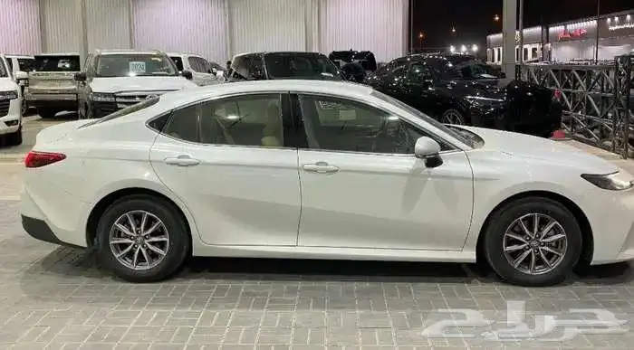 تويوتا كامري مديل 2025 الون ابيض فئة E استاندر سعودي 2