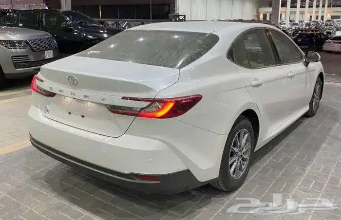 تويوتا كامري مديل 2025 الون ابيض فئة E استاندر سعودي 0