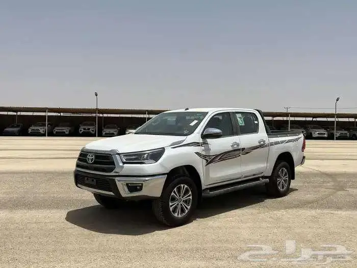 تويوتا هايلوكس S-GLX بنزين 2025 1