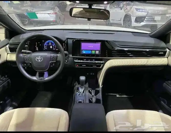 تويوتا كامري مديل 2025 الون ابيض فئة E استاندر سعودي 3