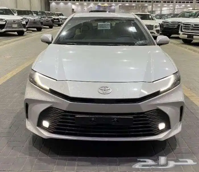 تويوتا كامري مديل 2025 الون ابيض فئة E استاندر سعودي 6