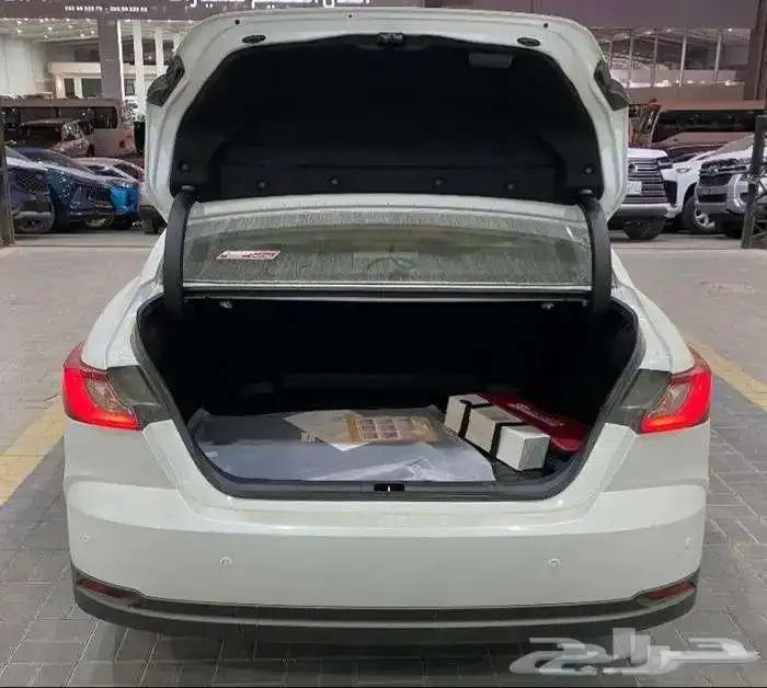 تويوتا كامري مديل 2025 الون ابيض فئة E استاندر سعودي 1