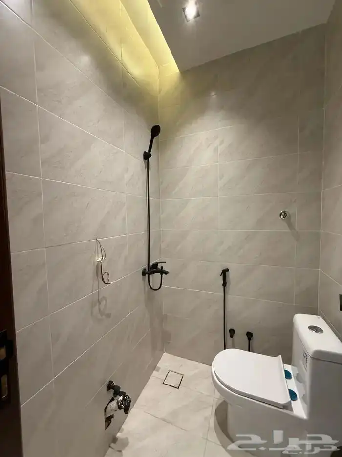 للبيع شقق ارضيه وارواف علويه تشطيب vipبحي الوسام 19