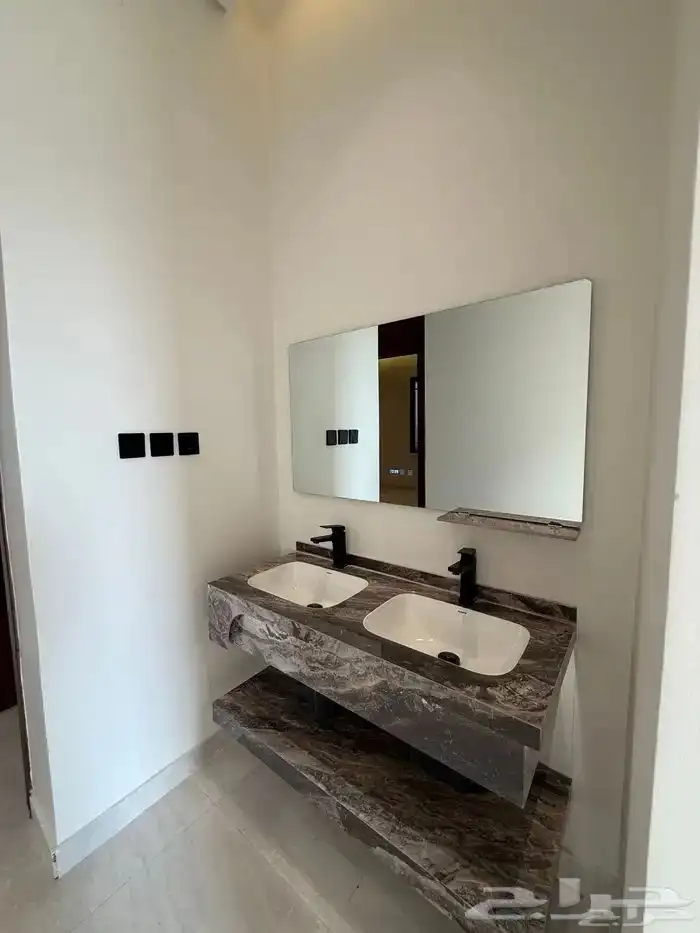 للبيع شقق ارضيه وارواف علويه تشطيب vipبحي الوسام 5