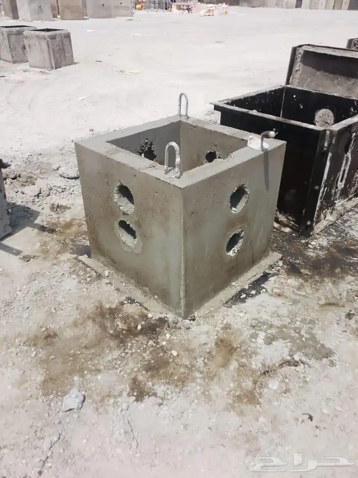 حواجز خرسانية قواعد اناره مناهيل 1