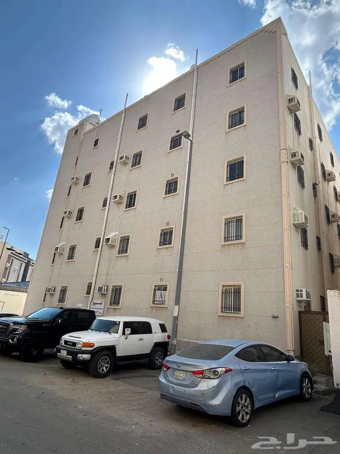 للبيع عمارة إستثمارية كبيرة بمساحة 724 في حي الحلقة الغربية 1