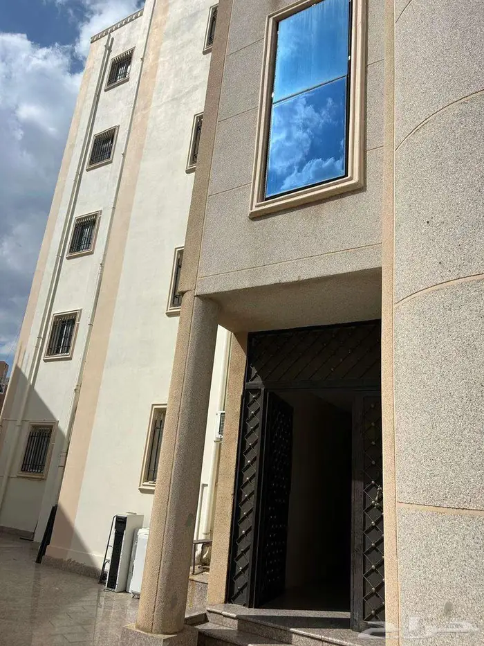 للبيع عمارة إستثمارية كبيرة بمساحة 724 في حي الحلقة الغربية 2