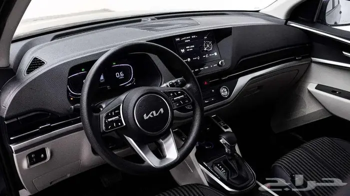 كيا كارينز مطور 2025 متوفر ستاندر 10