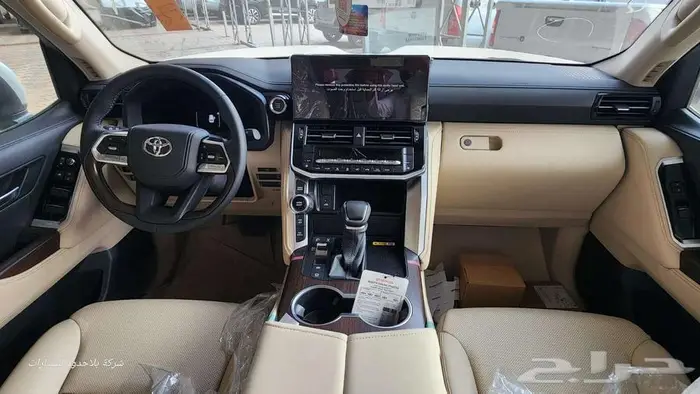 تويوتا لاندكروزر L4 بنزين ابيض 2025 13