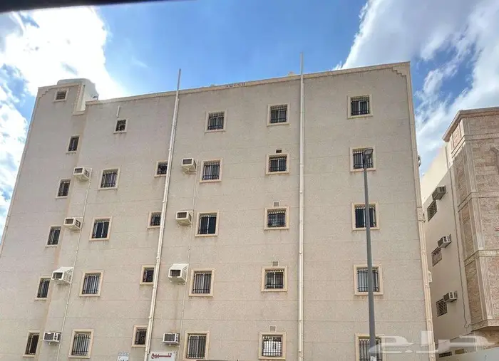 للبيع عمارة إستثمارية كبيرة بمساحة 724 في حي الحلقة الغربية 0