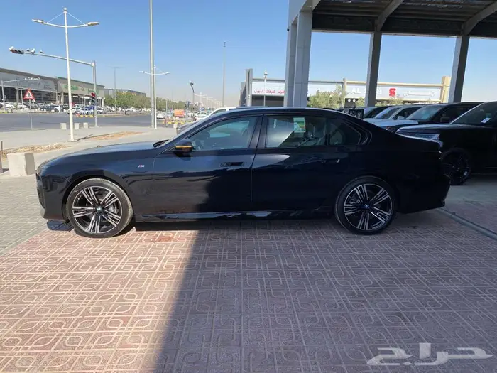 بي ام دبليو 735i موديل 2026 اسود خليجي 3