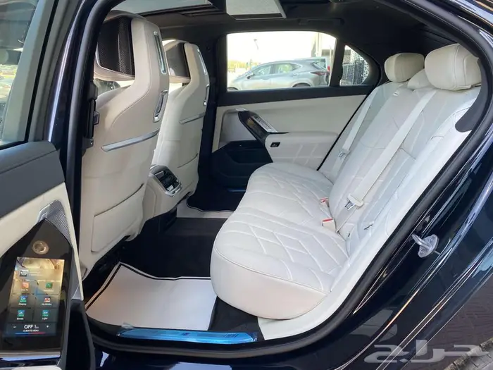 بي ام دبليو 735i موديل 2026 اسود خليجي 13