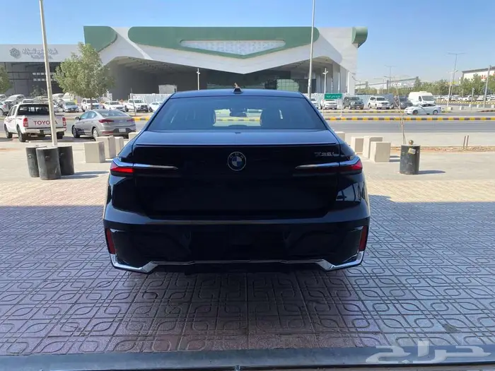 بي ام دبليو 735i موديل 2026 اسود خليجي 7