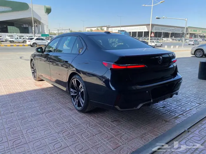 بي ام دبليو 735i موديل 2026 اسود خليجي 5