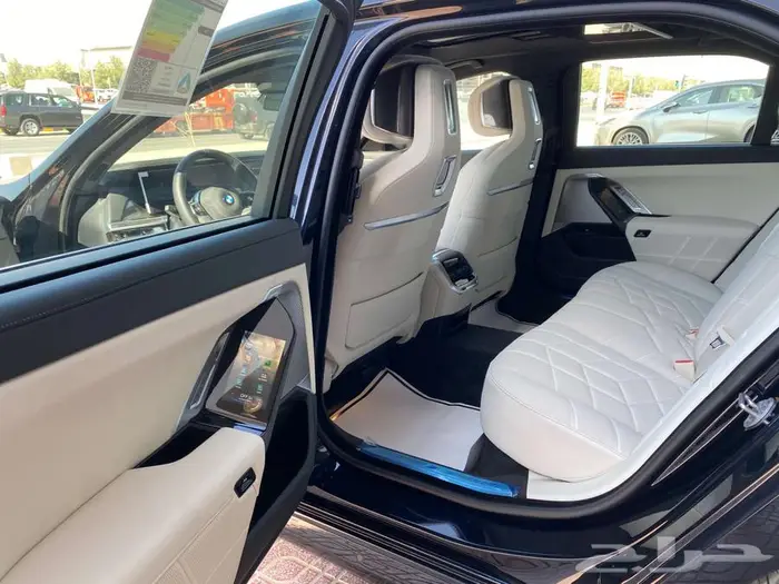 بي ام دبليو 735i موديل 2026 اسود خليجي 8