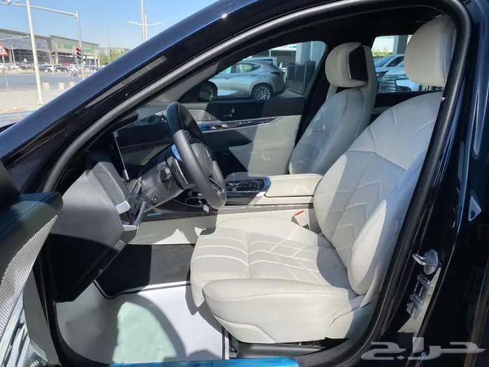 بي ام دبليو 735i موديل 2026 اسود خليجي 17