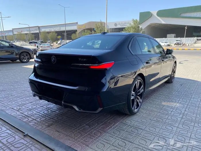 بي ام دبليو 735i موديل 2026 اسود خليجي 6