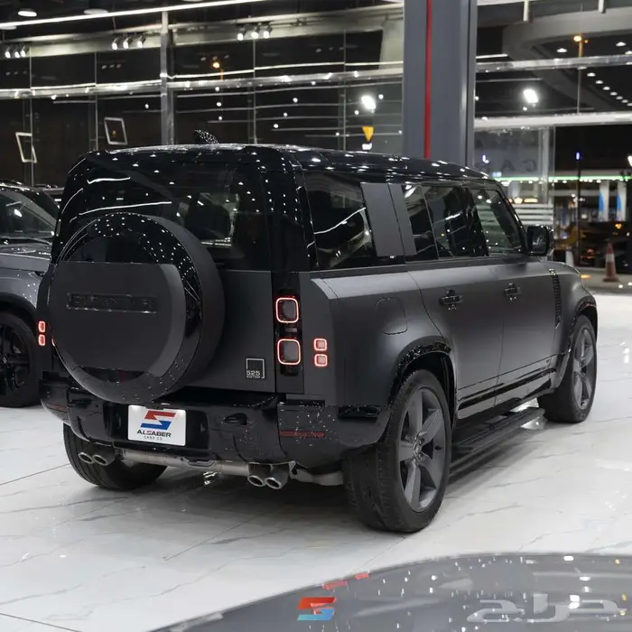 لاندروفر ديفندر 110 V8 موديل 2025 3