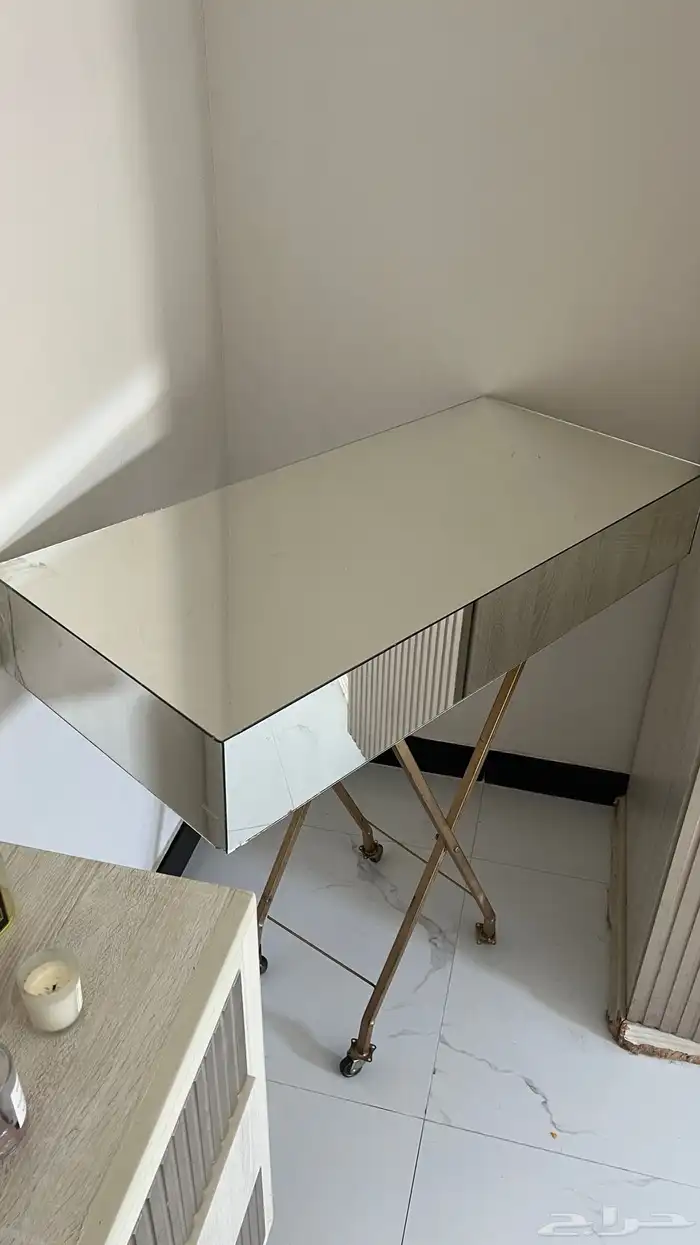 عدد 2 طاولات وزوليه للبيع 700 0