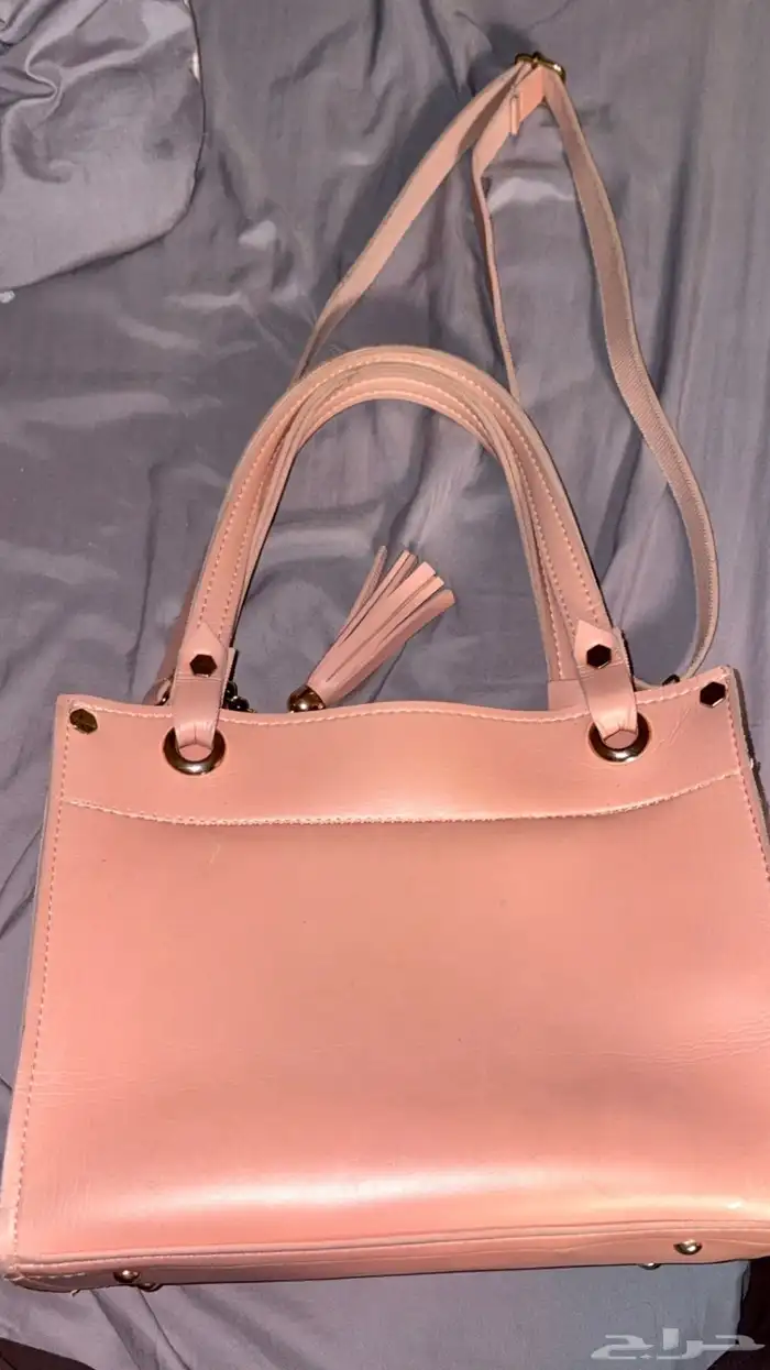 شنطه نسائيه من براند (برادا ) قابل لتفاوض بالسعر 1