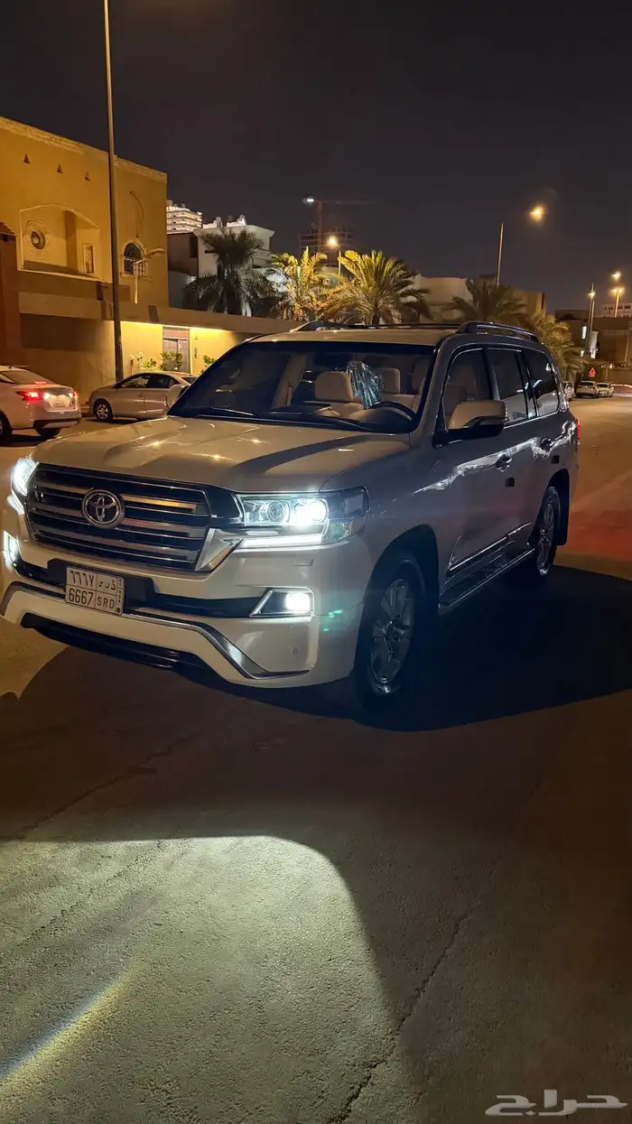 لاندكروزر 2018 gxr مخزن 12