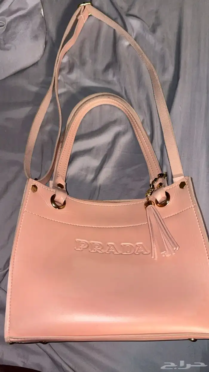 شنطه نسائيه من براند (برادا ) قابل لتفاوض بالسعر 2