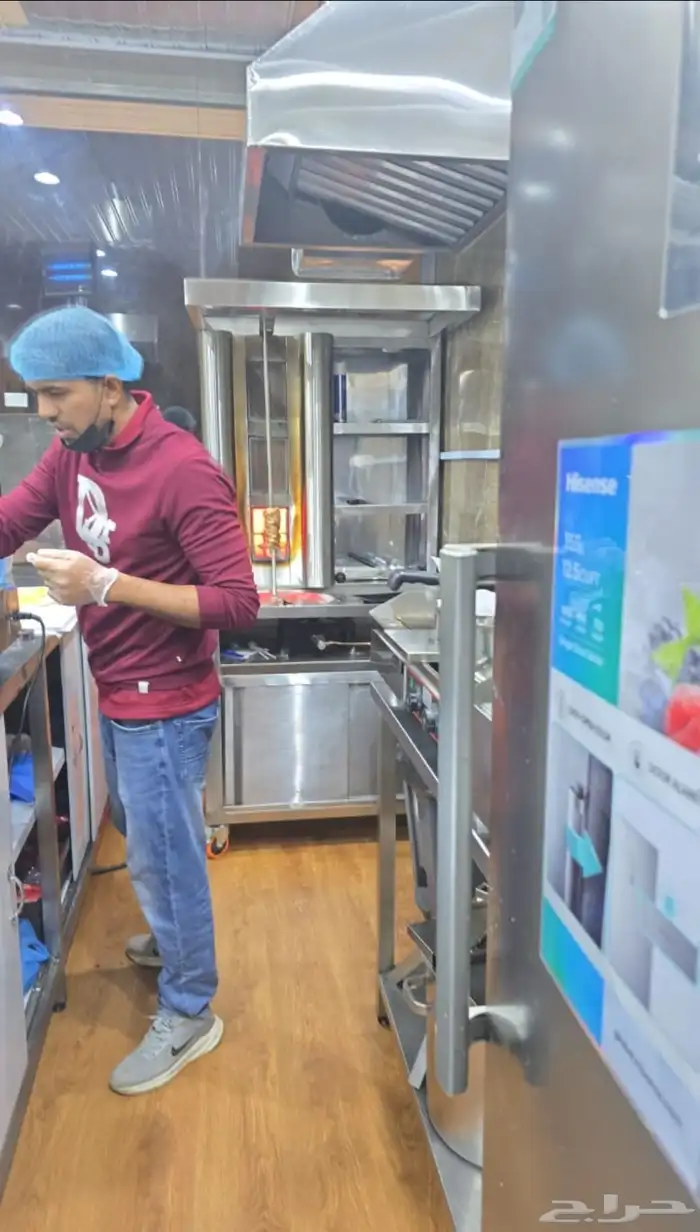 بوفيتين ومحل تميس للتقبيل 1