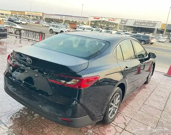 تويوتا كامري 2025 استاندر بنزين لون اسود 5
