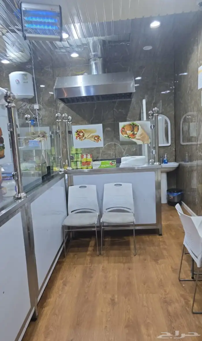 بوفيتين ومحل تميس للتقبيل 0