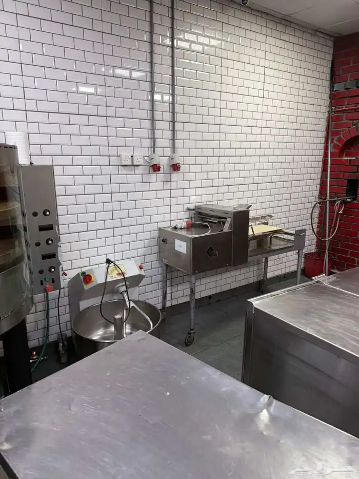 مطعم للايجار بكامل تجهيزاته وبدون 0