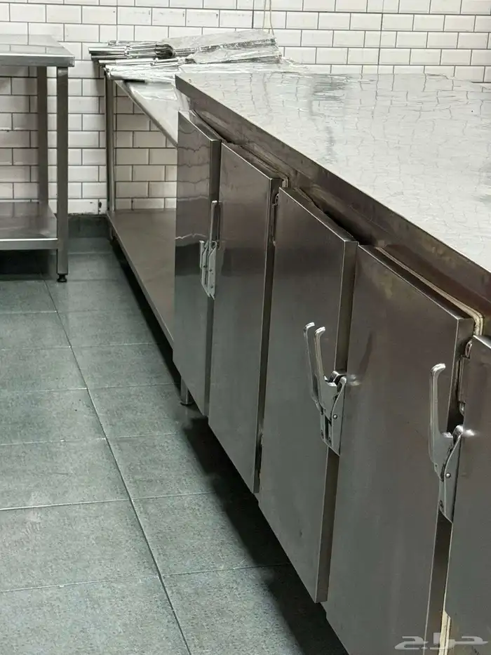 مطعم للايجار بكامل تجهيزاته وبدون 1