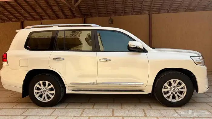 لاندكروزر 2018 gxr مخزن 1