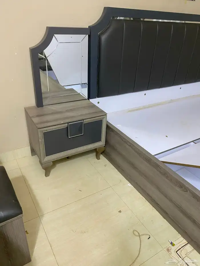 غرفة نوم مع تسريحة ودولاب واثنين كنبات ولوحة 5