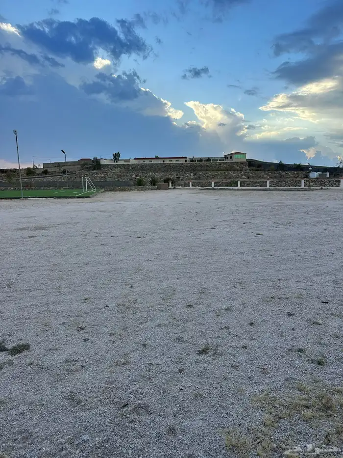 موقع للايجار مع استراحة وملعب 3