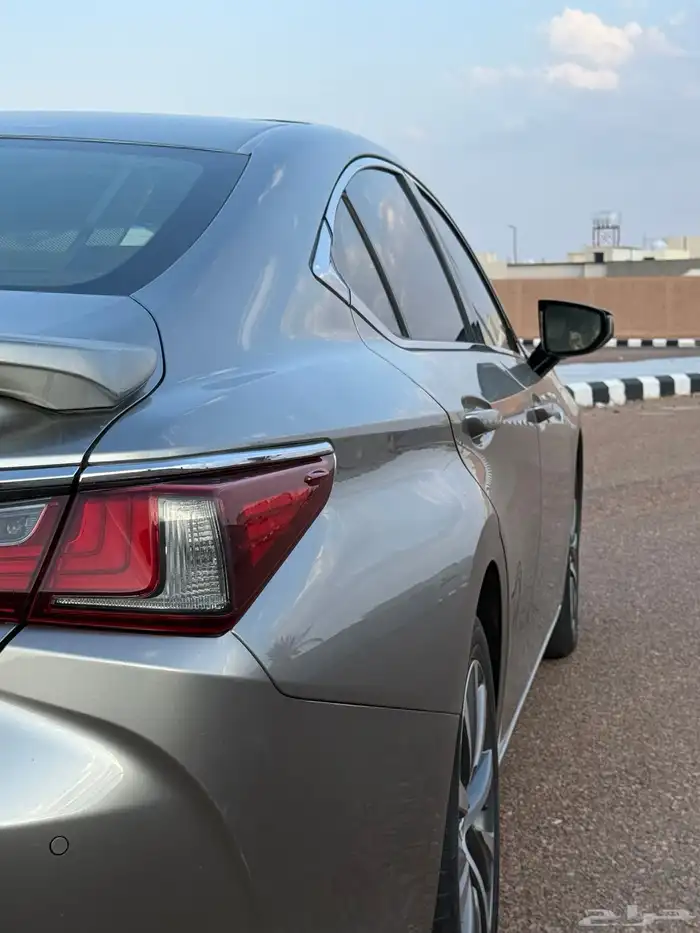 للبيع لكزس 2021 32