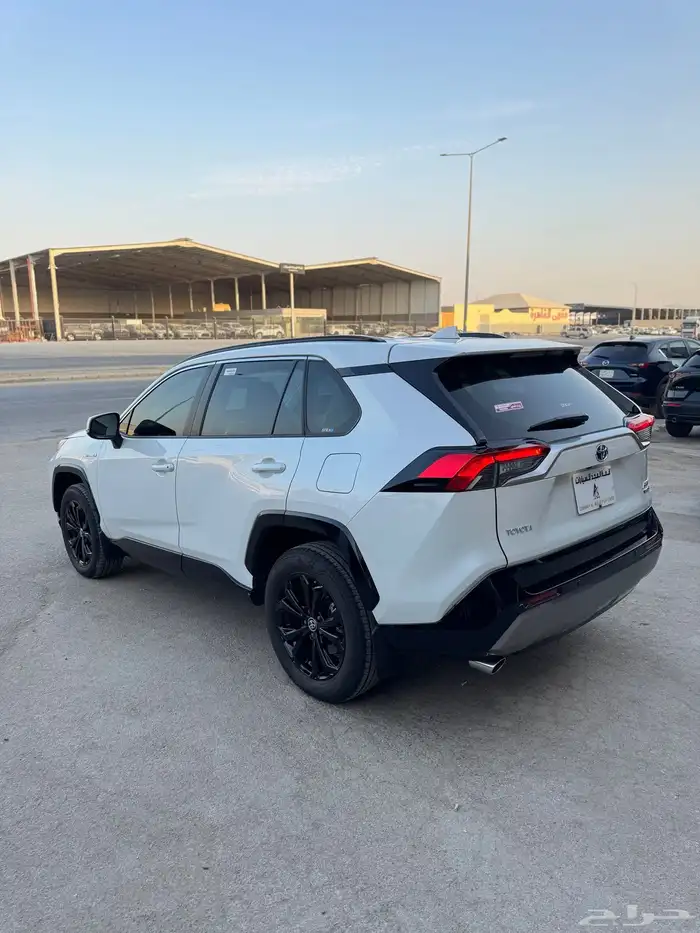 للبيع تويوتا راف فور 2024 - فل كامل هايبرد - بحالة الوكاله 3