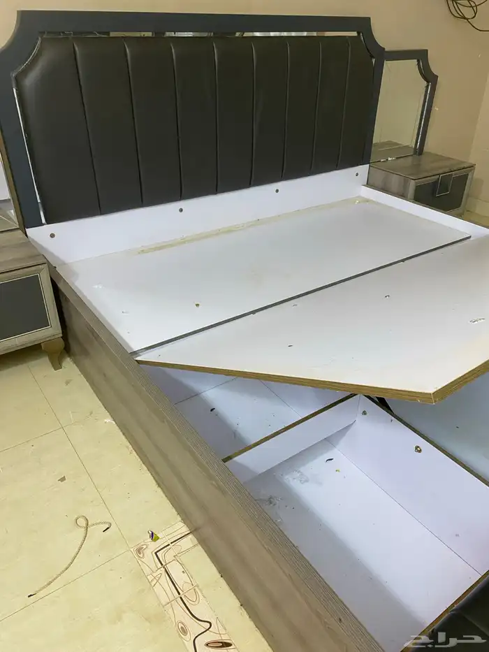 غرفة نوم مع تسريحة ودولاب واثنين كنبات ولوحة 9