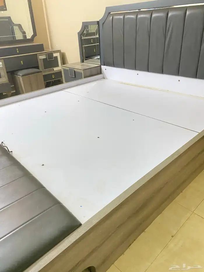 غرفة نوم مع تسريحة ودولاب واثنين كنبات ولوحة 1