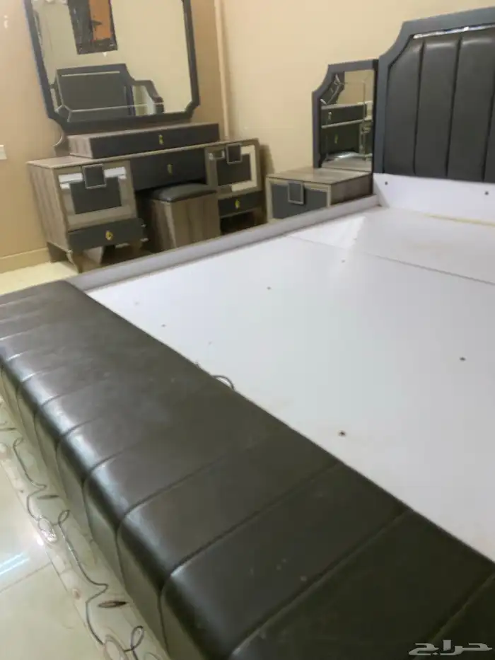 غرفة نوم مع تسريحة ودولاب واثنين كنبات ولوحة 0